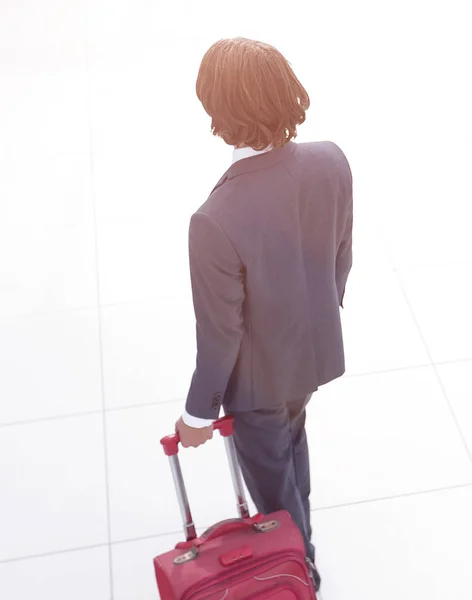 Vista dall'alto e posteriore. Uomo d'affari con valigia da viaggio esce . — Foto Stock