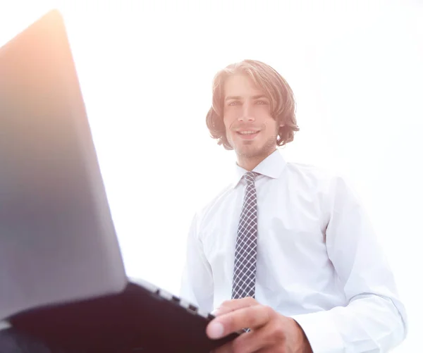 Closeup.young empresario sentado en frente de la computadora portátil — Foto de Stock