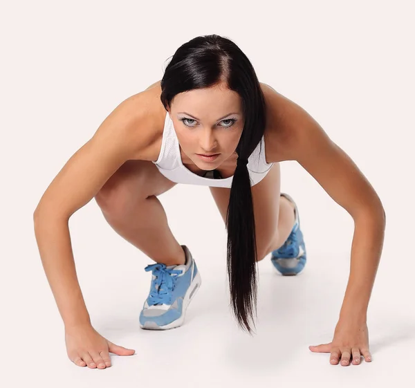 Atraktivní fitness žena dělá nízkou počáteční cross fit cvičení — Stock fotografie