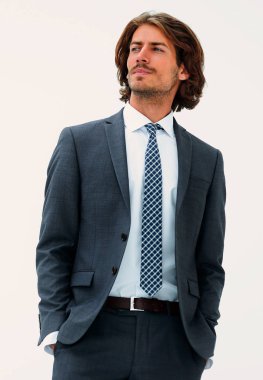 Beyaz arka plana bakan zarif insanlar.