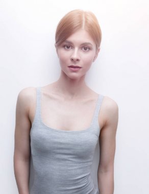 Güzel bir genç kadının modern portresi..