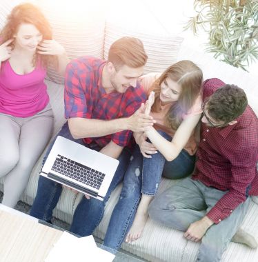 kanepede oturan ve her diğer beş veren iyi arkadaş.