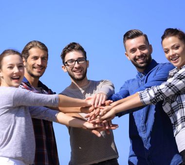 Genç Kişilik ekibin birlik gösterir.