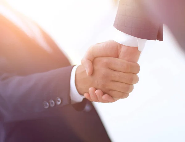 Shake hands, agreed to between the two men in the businesses. — Stock Photo, Image