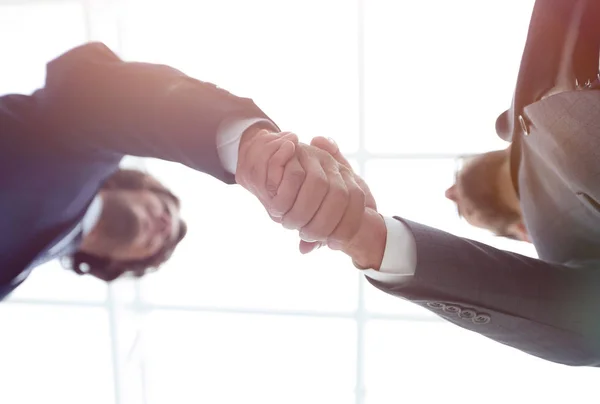 Δύο επιχειρηματίες κρατιούνται χέρι χέρι με τη συνεργασία των επιχειρήσεων. — Φωτογραφία Αρχείου