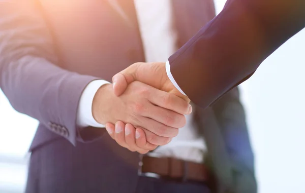 Närbild av två unga manliga business partner skaka hand — Stockfoto