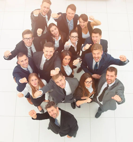 Conceito de sucesso. equipe de negócios levantando as mãos e olhando para a câmera . — Fotografia de Stock