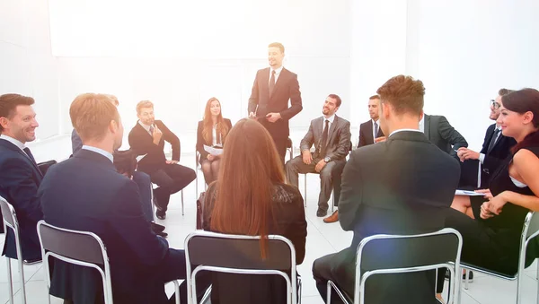 Coach lidera la sesión con el equipo de negocios . — Foto de Stock