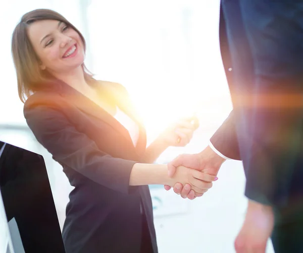 Business colleagues shaking hands after a successful presentation. — Stock Photo, Image