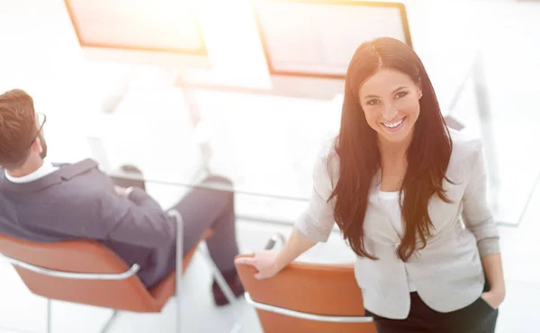 Femme d'affaires réussie debout près du lieu de travail moderne — Photo