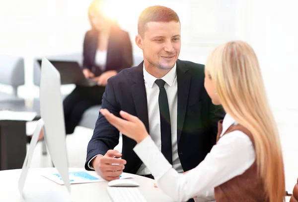 Manager talking with a colleague at the workplace — Stock Photo, Image