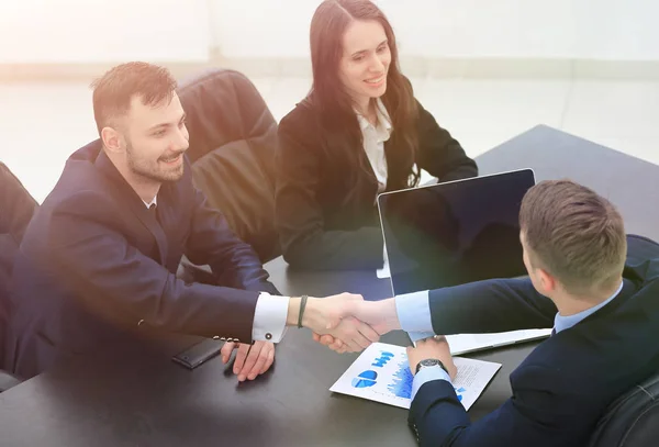 Handdruk financiële partners zitten aan de tafel — Stockfoto