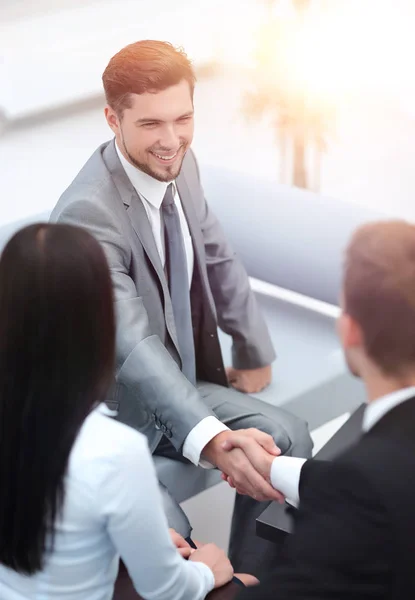 Handschlag mit Geschäftspartnern in der Lobby des Büros. — Stockfoto