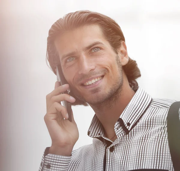 Sukces człowieka rozmawia przez telefon — Zdjęcie stockowe