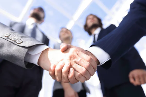 В foreground.handshake бизнес-партнеров — стоковое фото