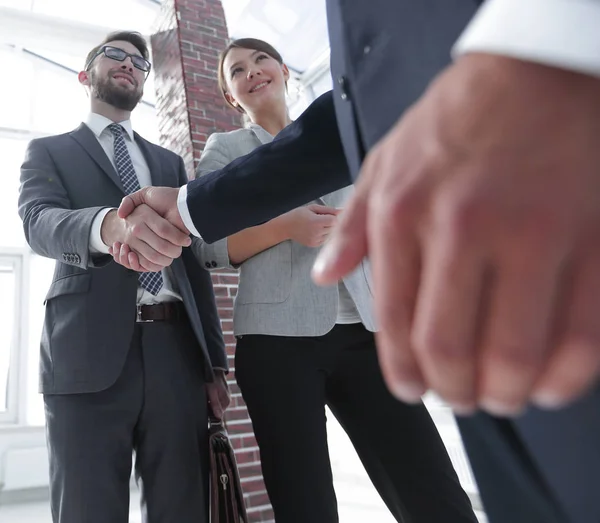 Amichevole stretta di mano di uomini d'affari . — Foto Stock