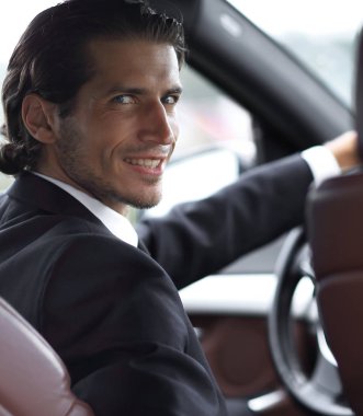 Adam direksiyonda oturuyor.