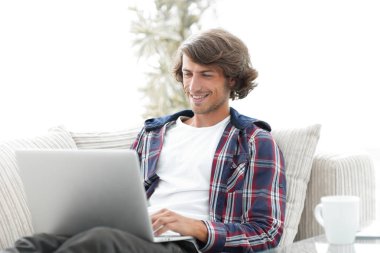 ciddi adam üstünde laptop evde çalışma