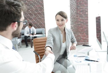 iş ortağı ile el sıkışan iş kadını