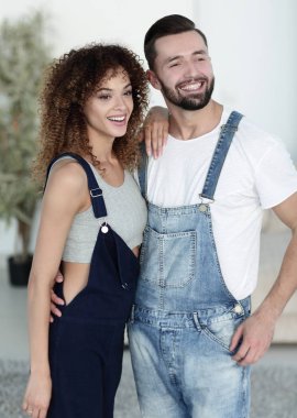 güzel genç çift ayakta yeni bir daire içinde. Fotoğraf alan bir kopyası vardır
