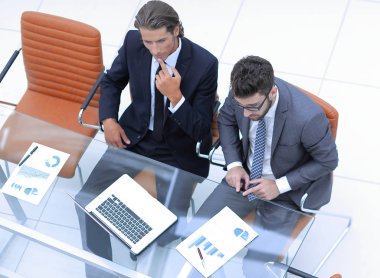 başarılı çalışanlar önemli sorunları tartışıyor