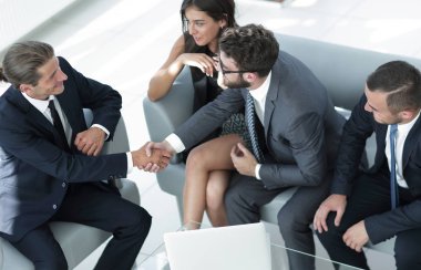 el sıkışma Yöneticisi ve ofis lobisinde otururken istemci.