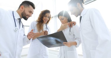 Doktor Röntgen tartışırken grup