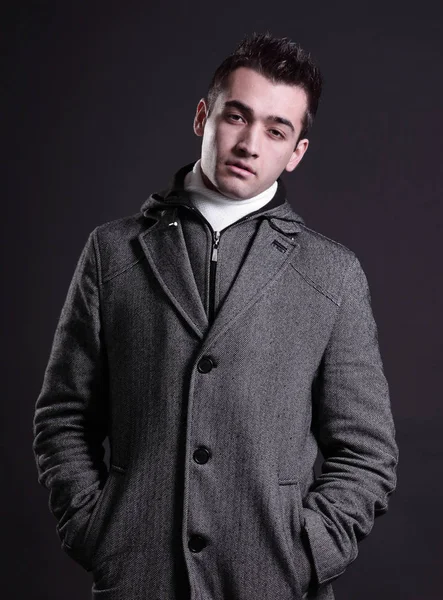 Cool vrai jeune homme en manteau — Photo