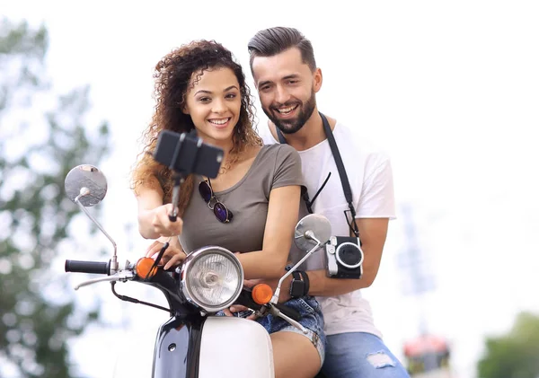 Masculino e feminino em scooters motorizados em uma cidade . — Fotografia de Stock