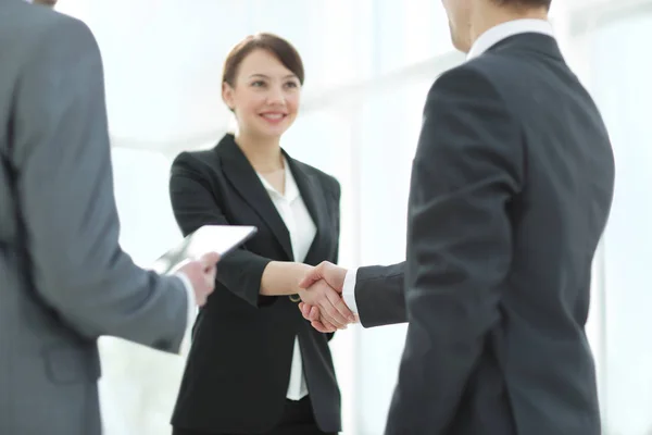 Переговоры о бизнесе, имидж деловая женщина рукопожатие — стоковое фото