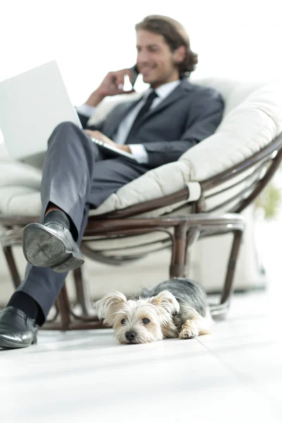 Homme d'affaires résoudre des problèmes d'affaires à la maison. image floue — Photo