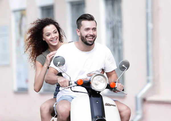 Cool man och vacker flicka ridning på skoter med uttryck — Stockfoto