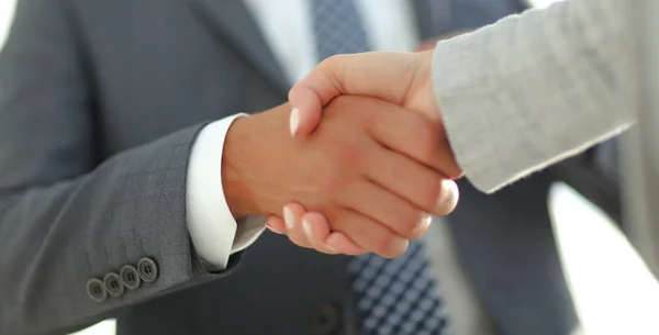 Деловые люди пожимают руки после успешной деловой встречи — стоковое фото