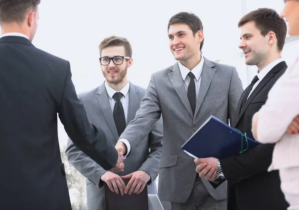 Handshake affärspartners innan affärsmöte — Stockfoto