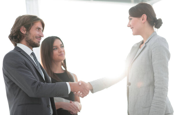 Бизнесмены пожимают руки в комнате с большим оконным туалетом