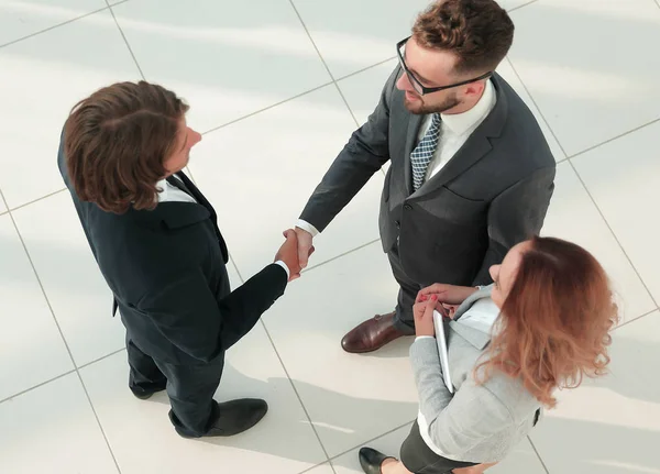 Nahaufnahme von Geschäftsleuten beim Händeschütteln. — Stockfoto