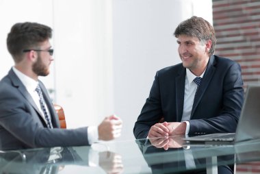 office toplantısında konuşurken mutlu iş adamları