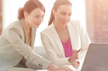 Proje işbirliği tartışırken iki iş kadınları