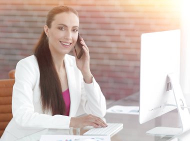 onun işyerinde kadın Yardımcısı