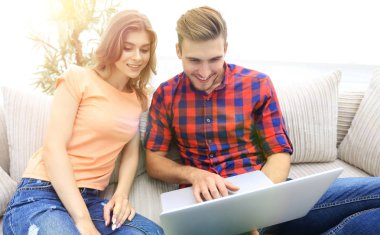Net sörf ve hom laptop üzerinde mutlu modern Çift