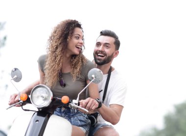 Bir şehirde güneşli bir günde sürme çekici çift