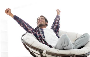 şık adam rahat bir sandalye germe