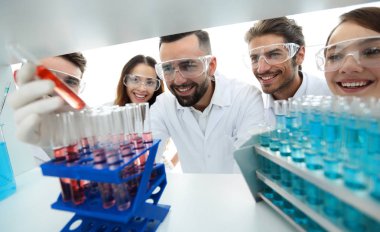 bilim adamları ve laboratuvarda çalışan Eczacılar grubu