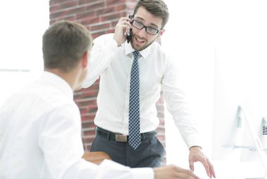 Kendine güvenen işadamı iş sorunları çözer