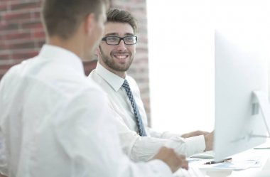 Ofis çalışanları iş üstünde bilgisayar