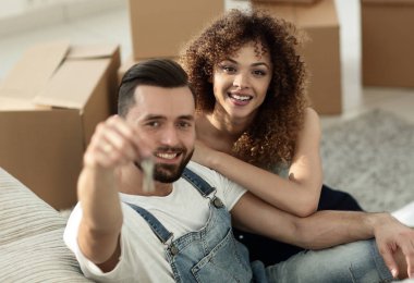 Yeni bir daire için bir anahtar ile genç Çift.