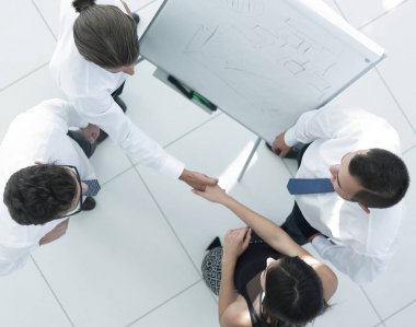 En baştan görüntüleyin. bir iş el sıkışma meslektaşlarının arka plan görüntüsü