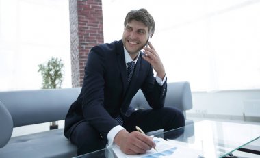 İşadamı Ofiste Akıllı Telefonla Konuşuyor