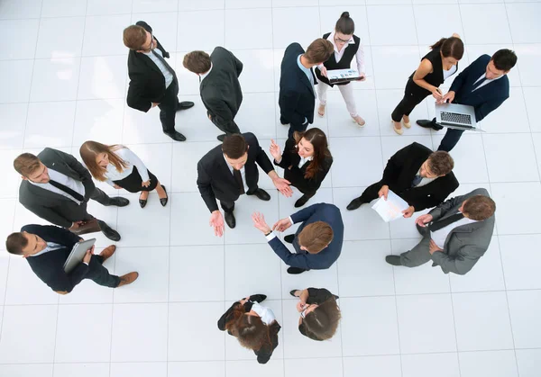 Business concept.business partners hablando en el lobby de la oficina — Foto de Stock