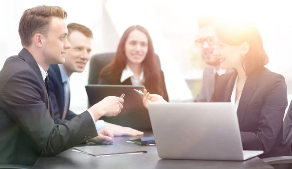 Equipo de negocios tiene una lluvia de ideas — Foto de Stock